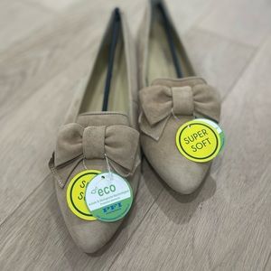Paul green tan flats w/bow NWT, size 10